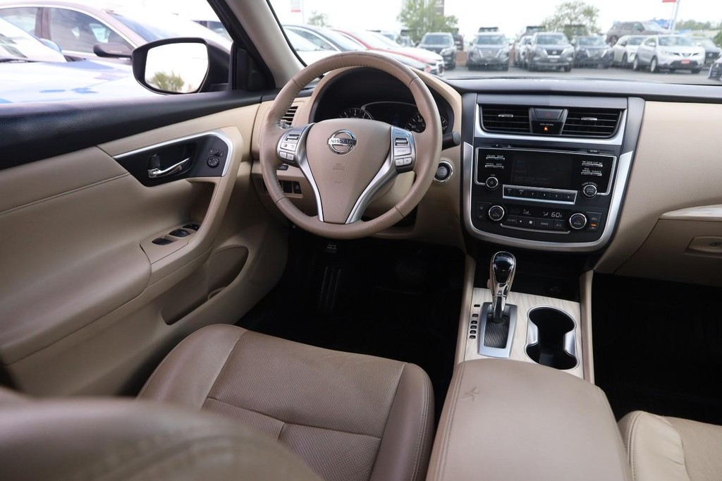 Nissan Altima Vehicle Image 23