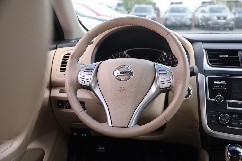 Nissan Altima Vehicle Image 24