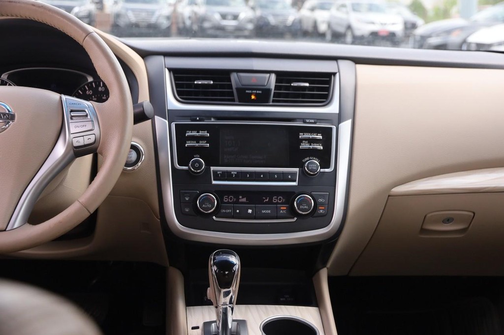 Nissan Altima Vehicle Image 25