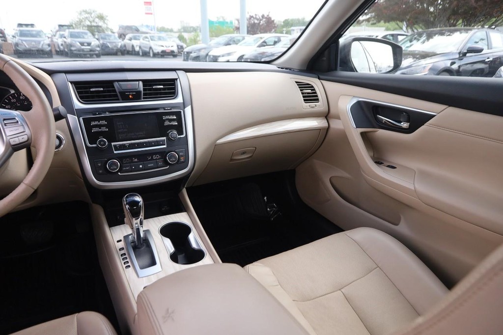 Nissan Altima Vehicle Image 26