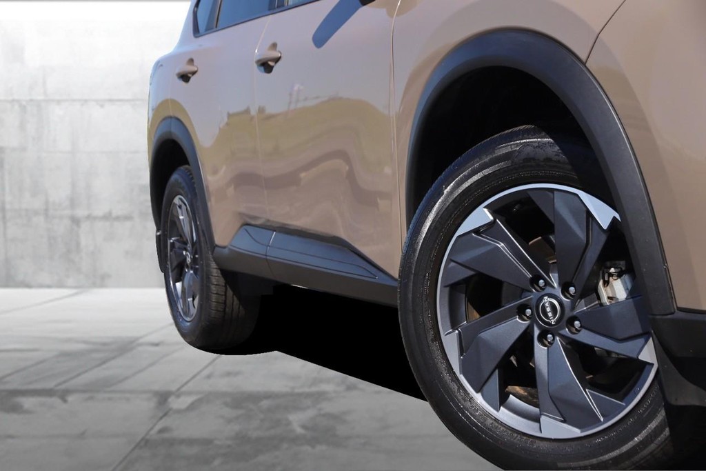 Nissan Rogue Vehicle Image 03