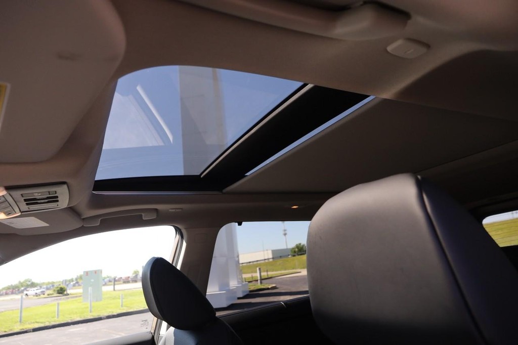Nissan Rogue Vehicle Image 09