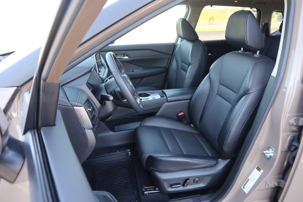 Nissan Rogue Vehicle Image 10