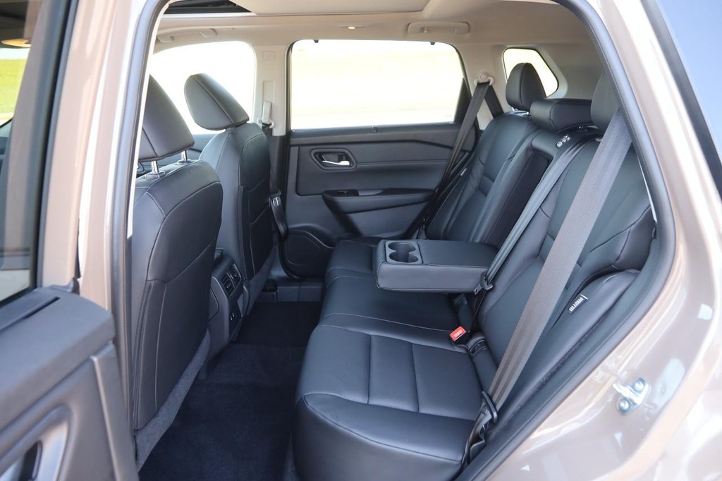 Nissan Rogue Vehicle Image 11