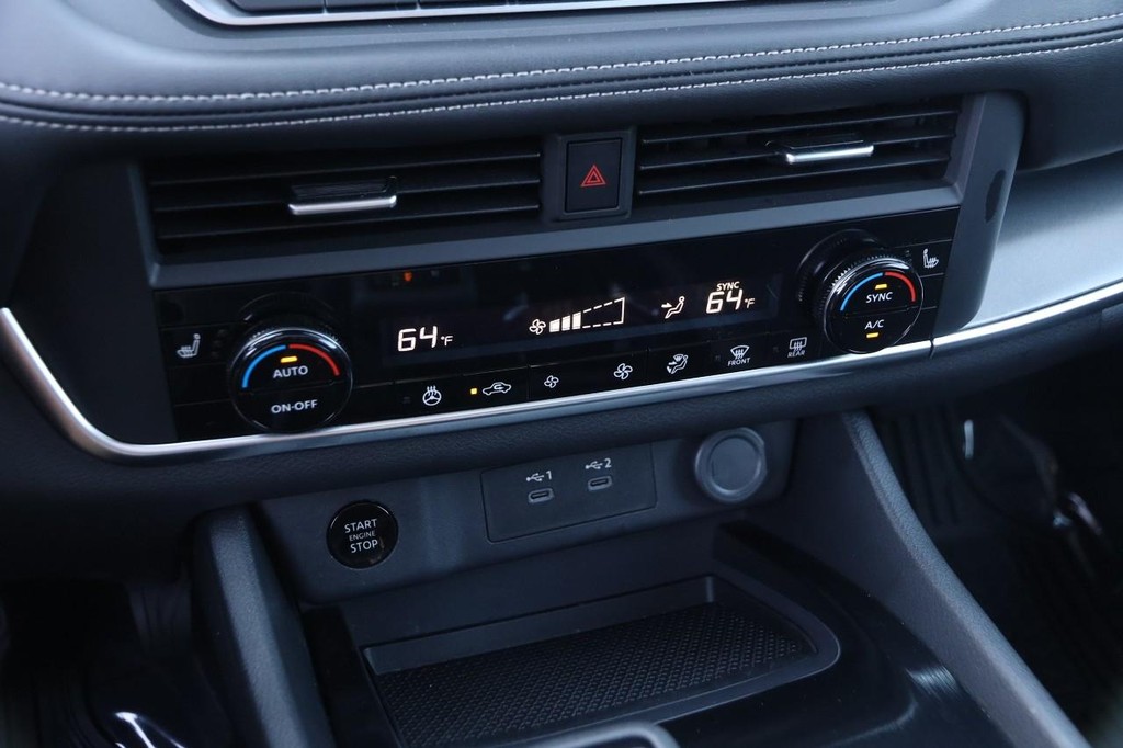 Nissan Rogue Vehicle Image 18