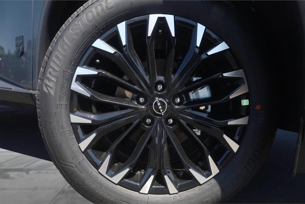 Nissan Rogue Vehicle Full-screen Gallery Image 3