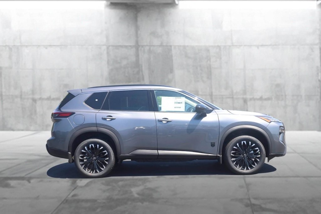 Nissan Rogue Vehicle Full-screen Gallery Image 5