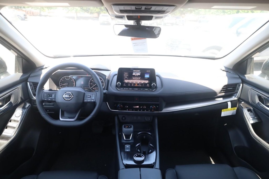 Nissan Rogue Vehicle Full-screen Gallery Image 7