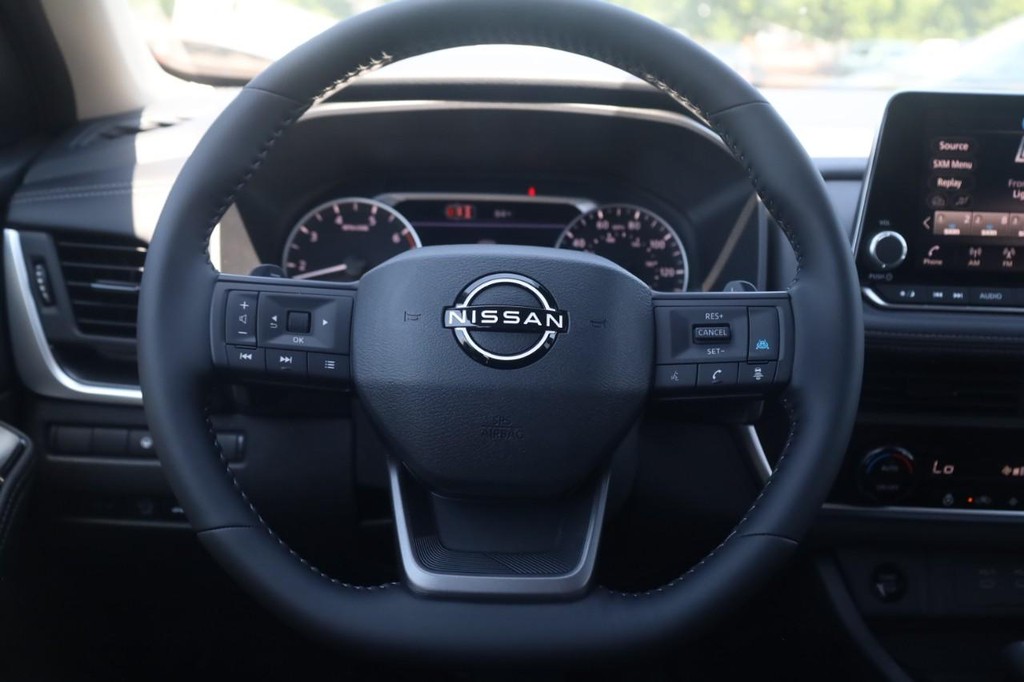 Nissan Rogue Vehicle Full-screen Gallery Image 8