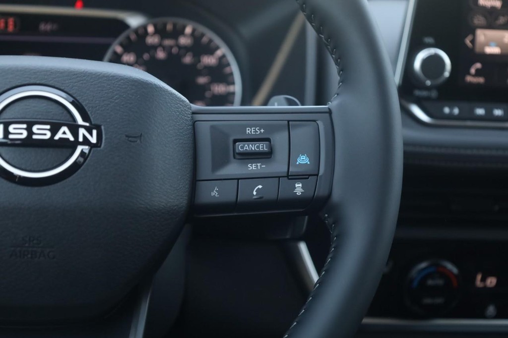 Nissan Rogue Vehicle Full-screen Gallery Image 9