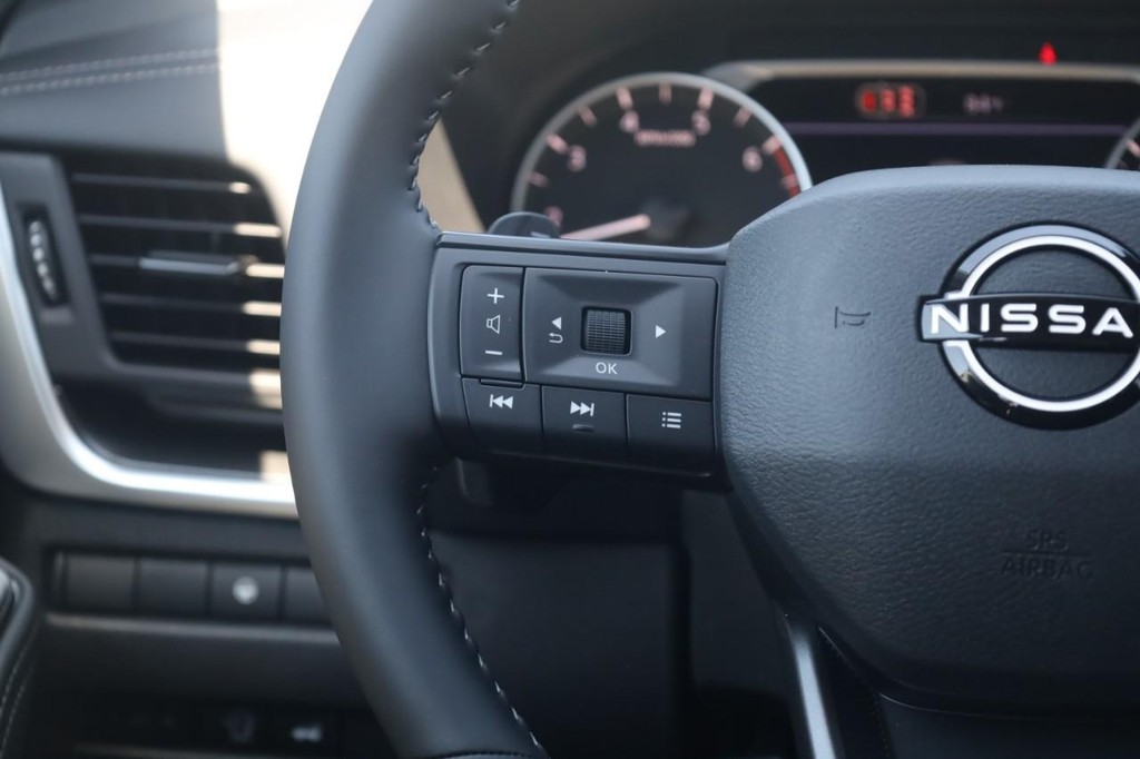 Nissan Rogue Vehicle Full-screen Gallery Image 10