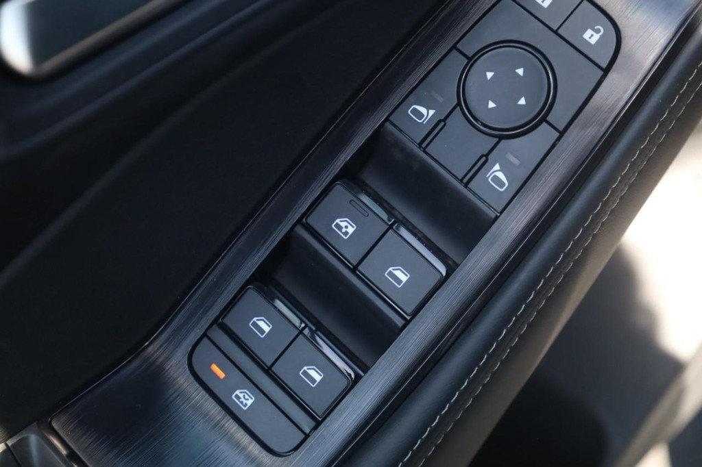 Nissan Rogue Vehicle Full-screen Gallery Image 11