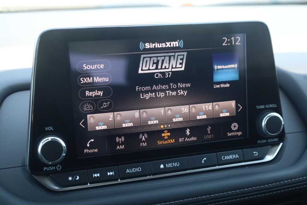 Nissan Rogue Vehicle Full-screen Gallery Image 14