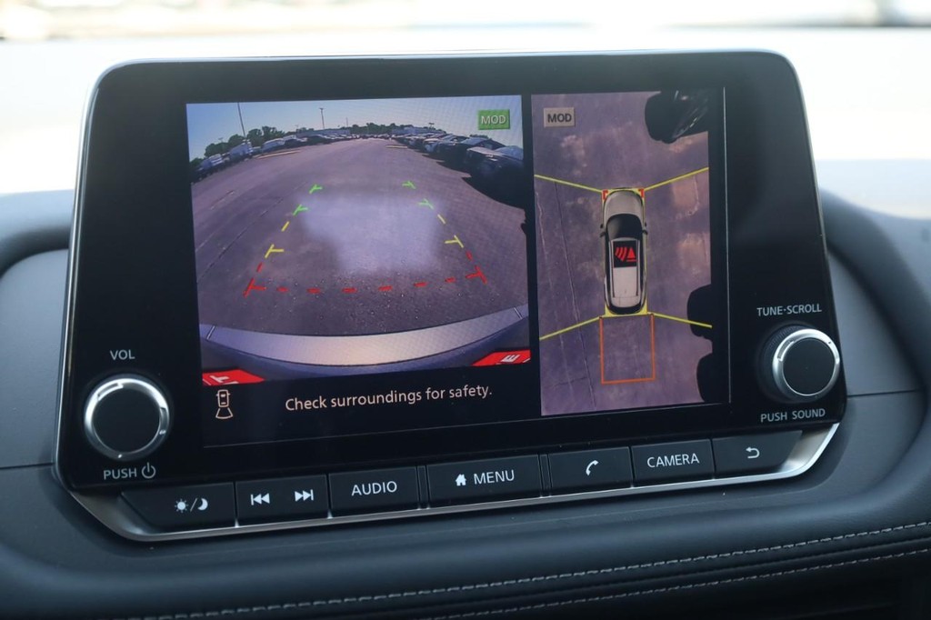 Nissan Rogue Vehicle Full-screen Gallery Image 15