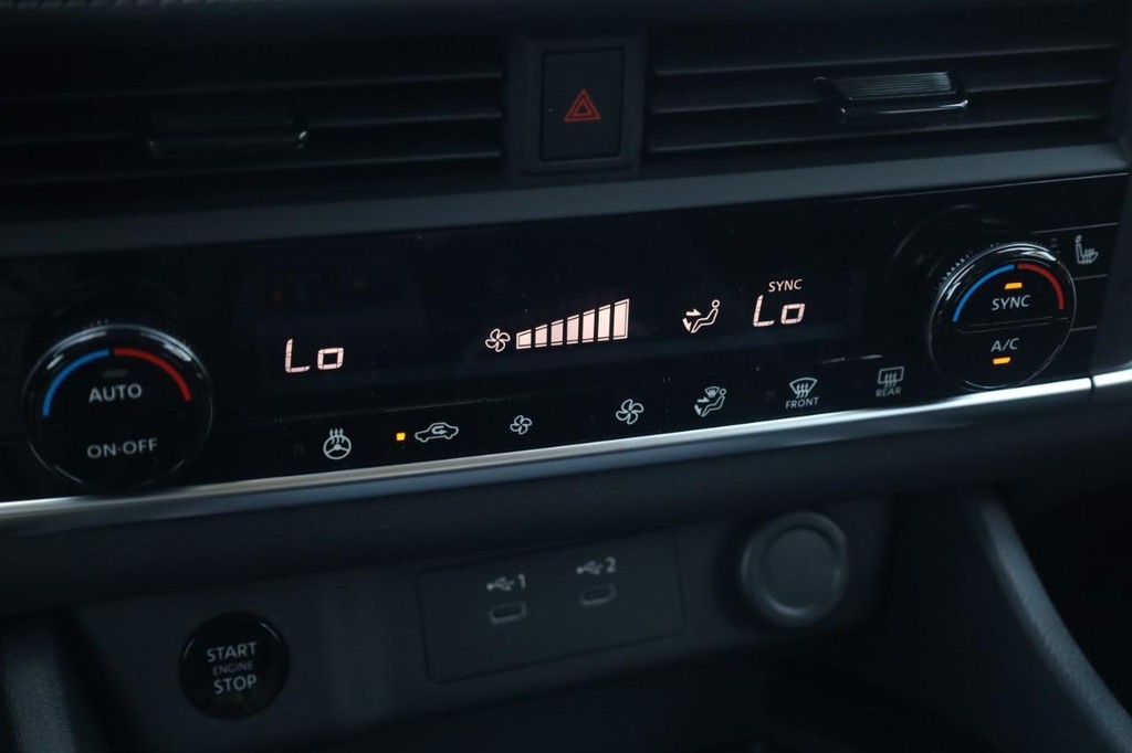 Nissan Rogue Vehicle Full-screen Gallery Image 16