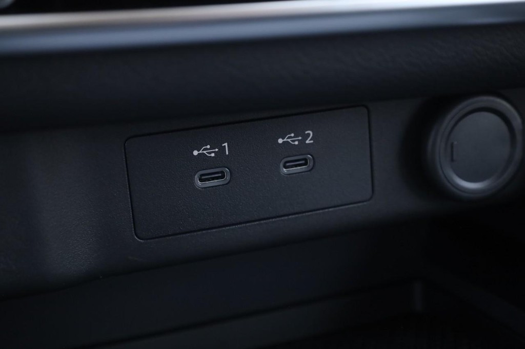 Nissan Rogue Vehicle Full-screen Gallery Image 17