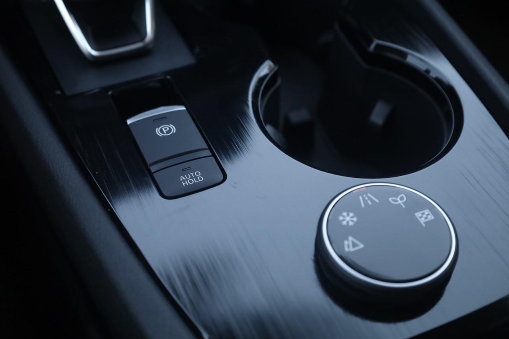 Nissan Rogue Vehicle Full-screen Gallery Image 18