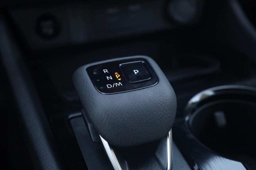 Nissan Rogue Vehicle Full-screen Gallery Image 19