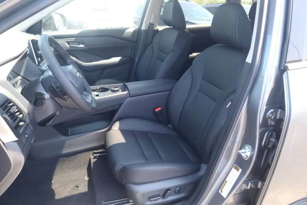 Nissan Rogue Vehicle Full-screen Gallery Image 20