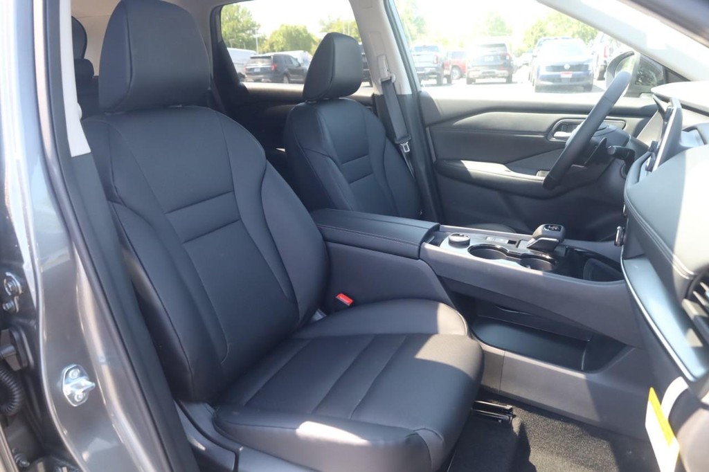 Nissan Rogue Vehicle Full-screen Gallery Image 21