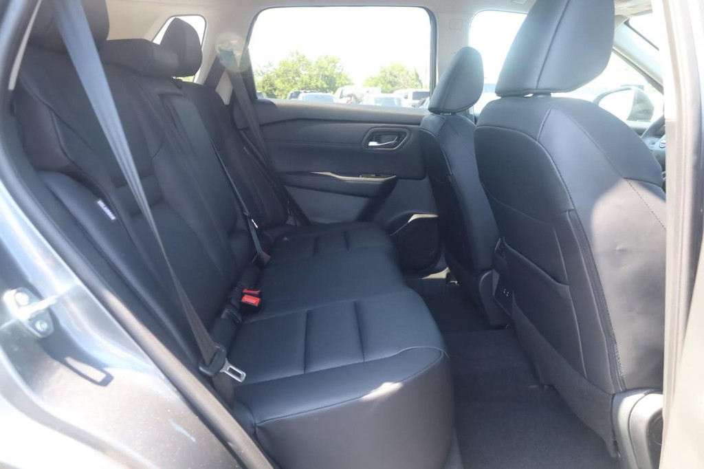 Nissan Rogue Vehicle Full-screen Gallery Image 22