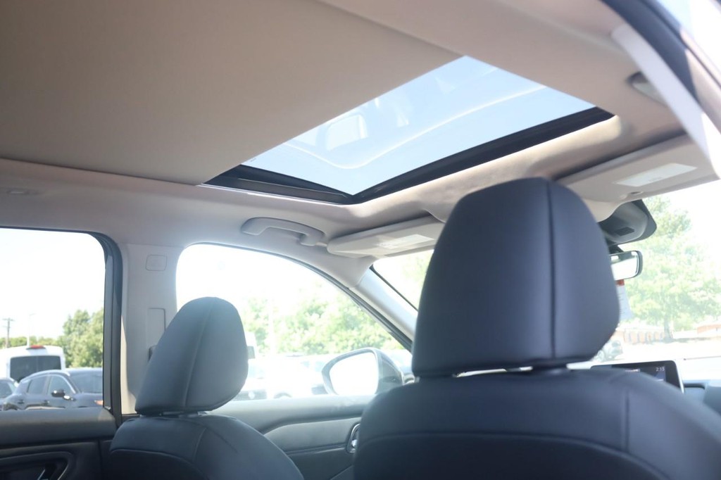 Nissan Rogue Vehicle Full-screen Gallery Image 23