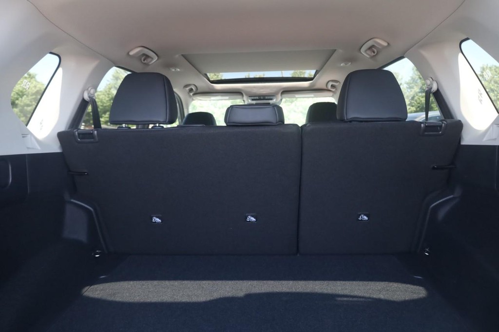 Nissan Rogue Vehicle Full-screen Gallery Image 24