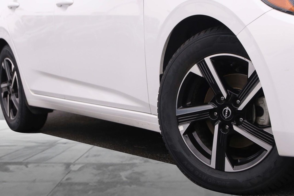 Nissan Sentra Vehicle Image 03