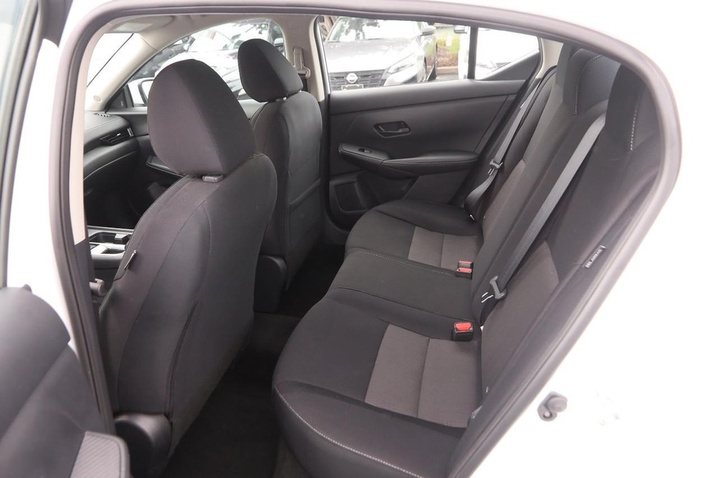 Nissan Sentra Vehicle Image 09