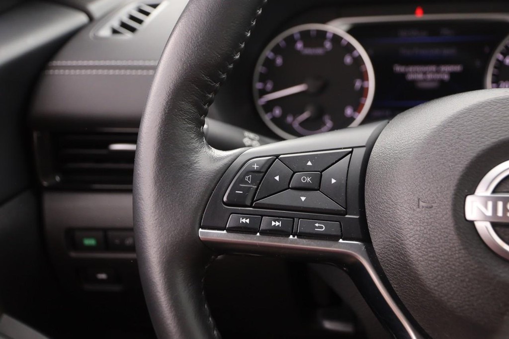 Nissan Sentra Vehicle Image 11