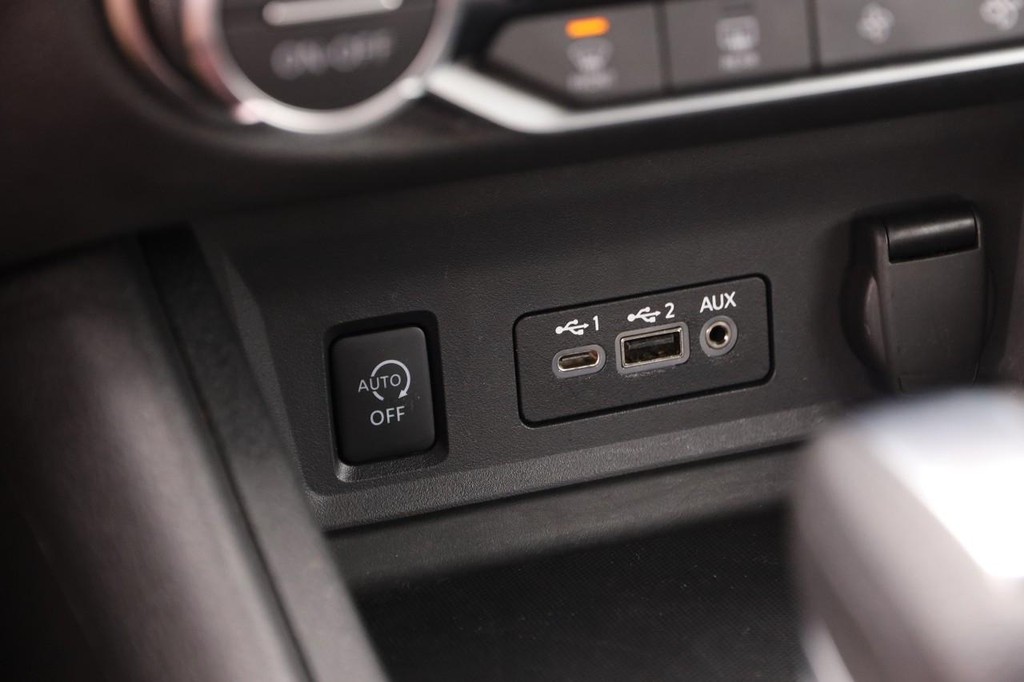 Nissan Sentra Vehicle Image 18