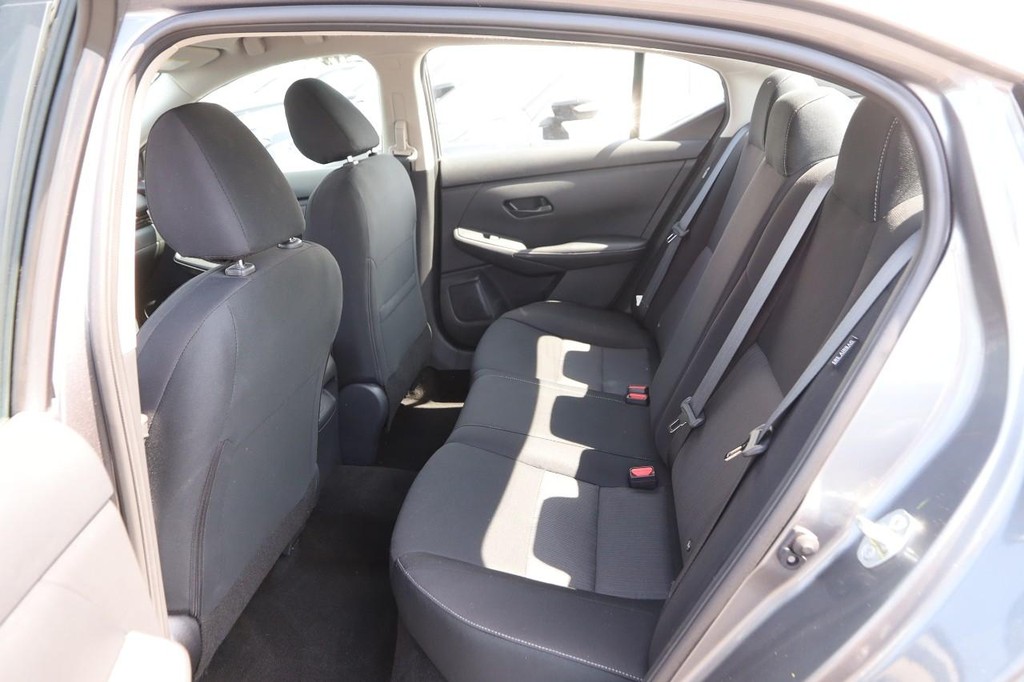 Nissan Sentra Vehicle Image 09