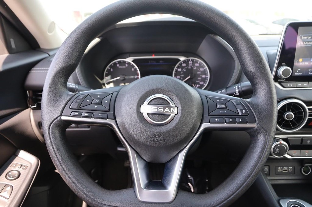 Nissan Sentra Vehicle Image 10