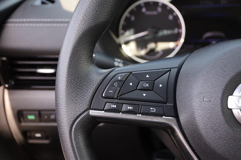 Nissan Sentra Vehicle Image 11