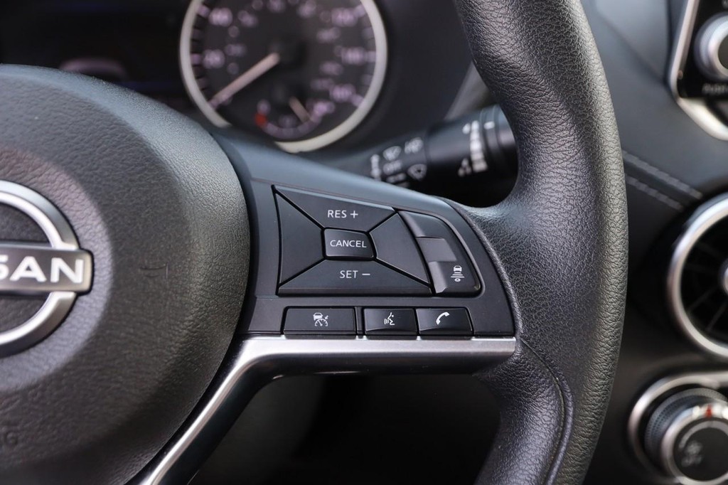 Nissan Sentra Vehicle Image 12