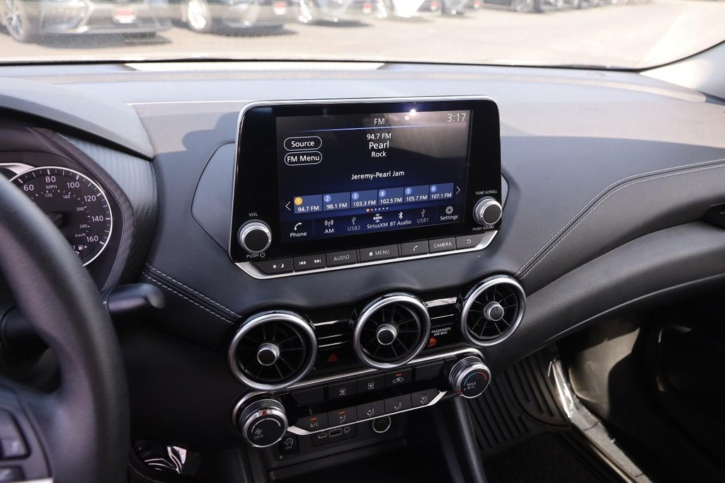 Nissan Sentra Vehicle Image 15