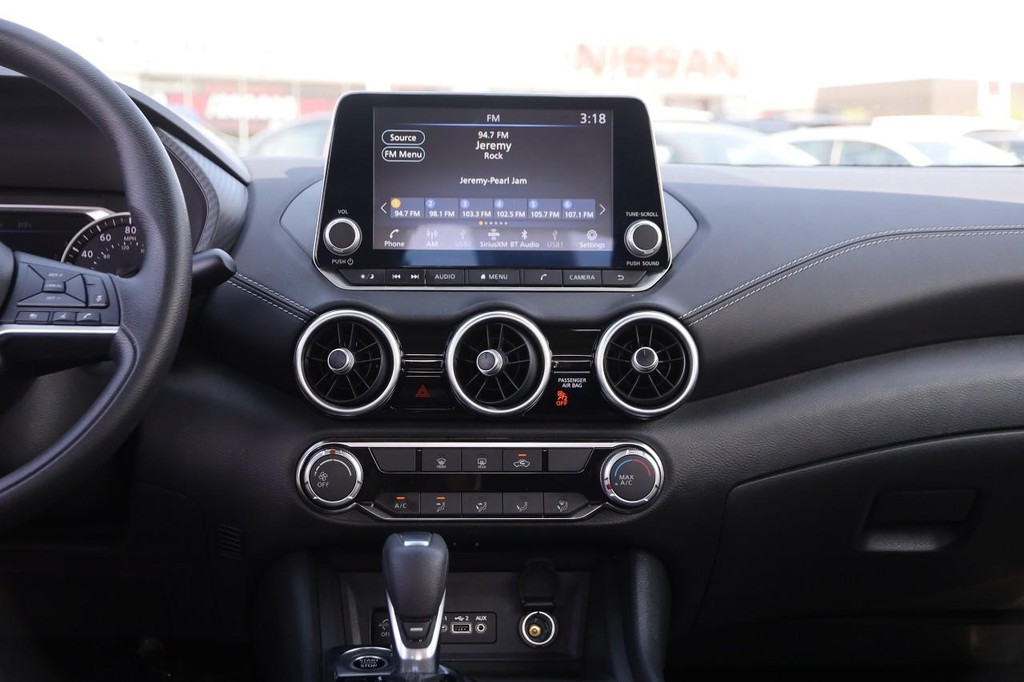 Nissan Sentra Vehicle Image 24