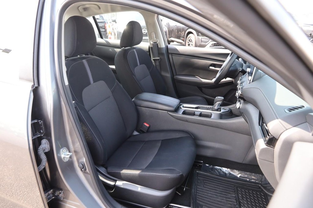 Nissan Sentra Vehicle Image 26