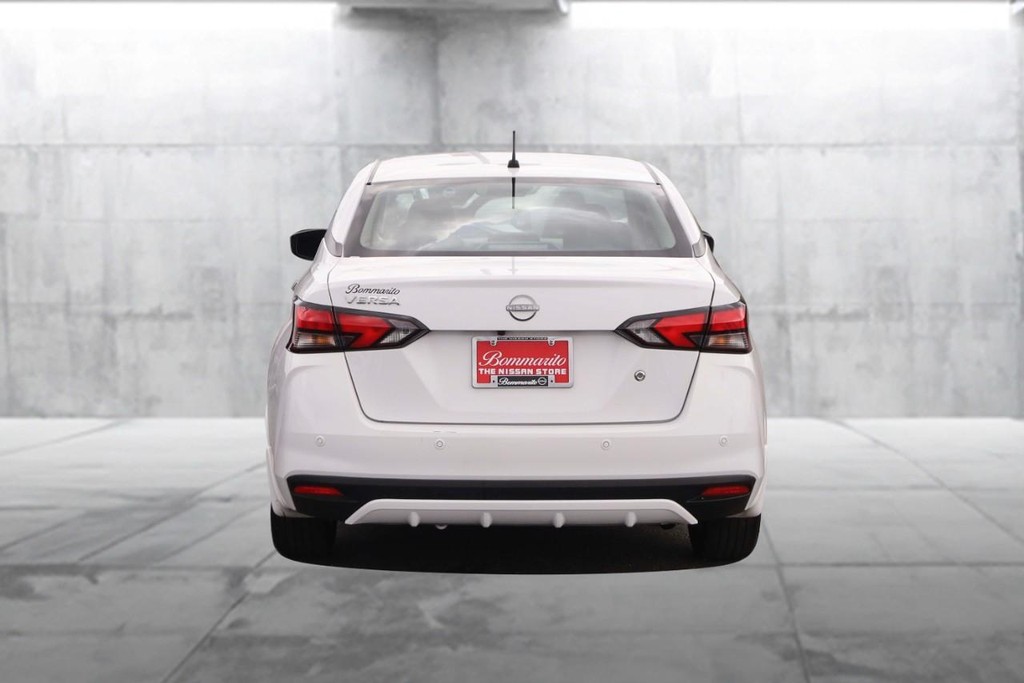 Nissan Versa Vehicle Image 06