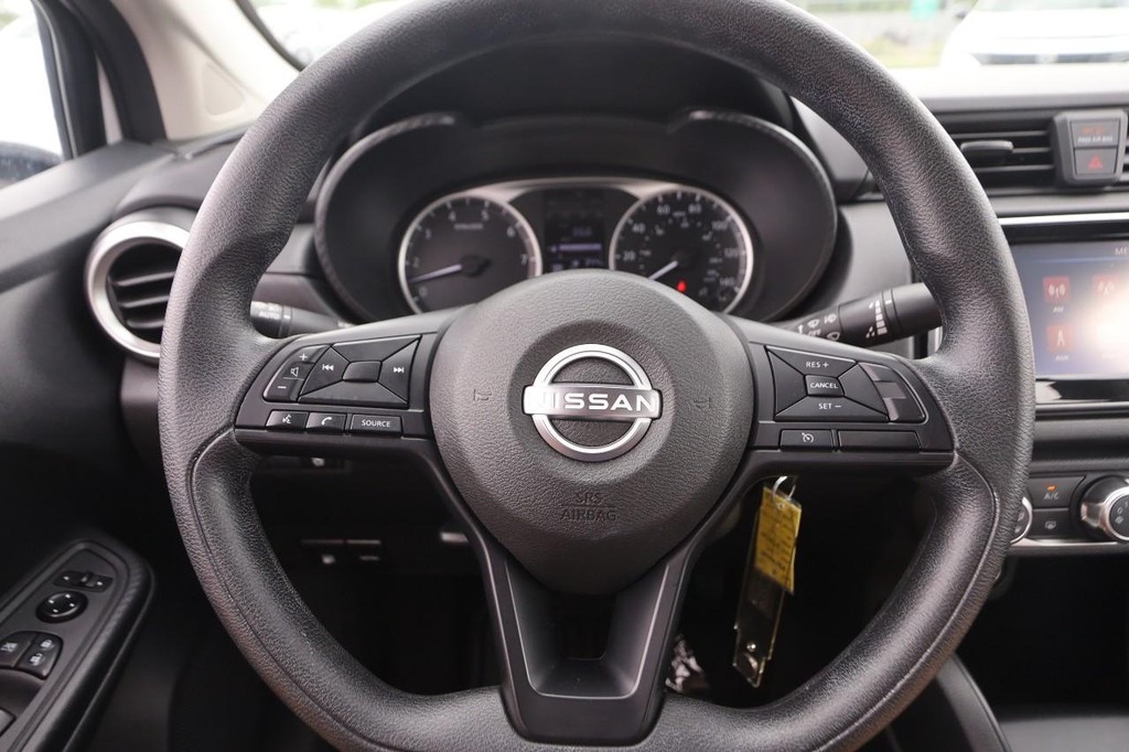 Nissan Versa Vehicle Image 09