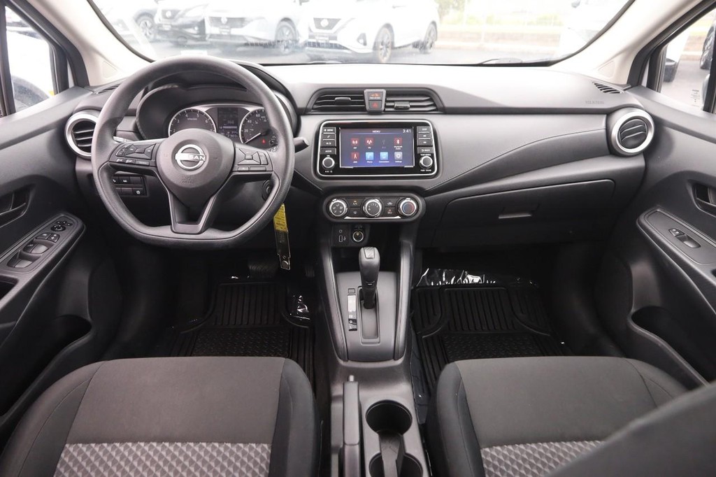 Nissan Versa Vehicle Image 17