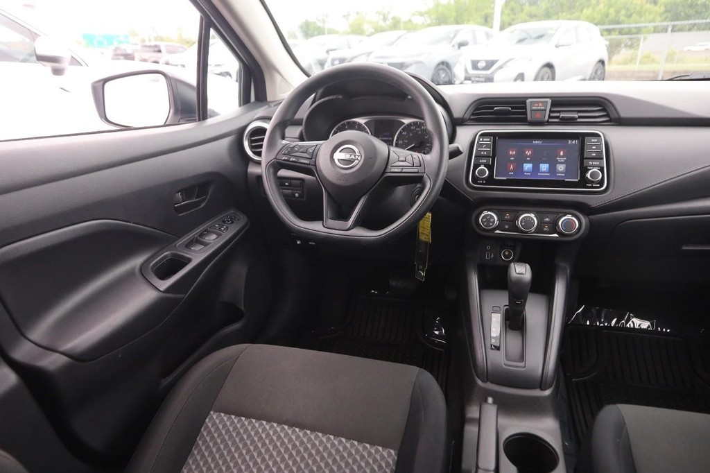 Nissan Versa Vehicle Image 18