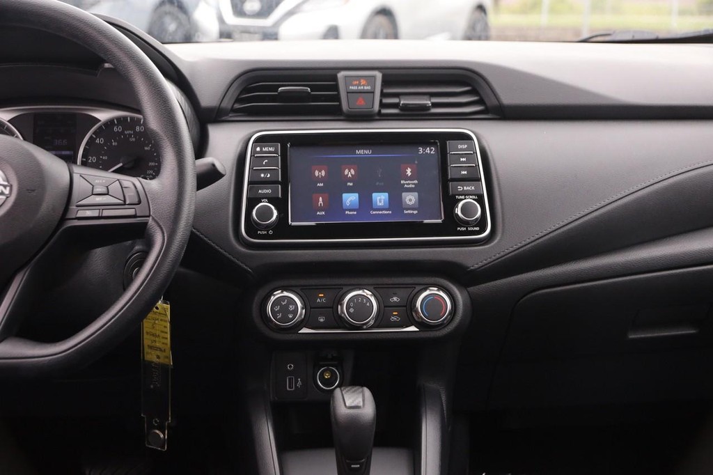 Nissan Versa Vehicle Image 20