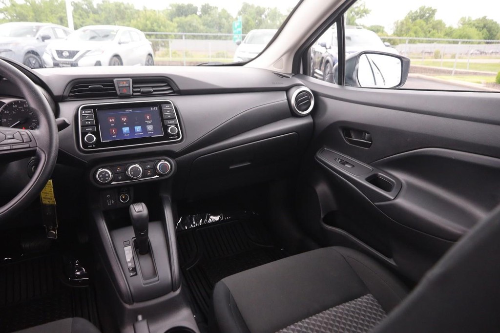 Nissan Versa Vehicle Image 21