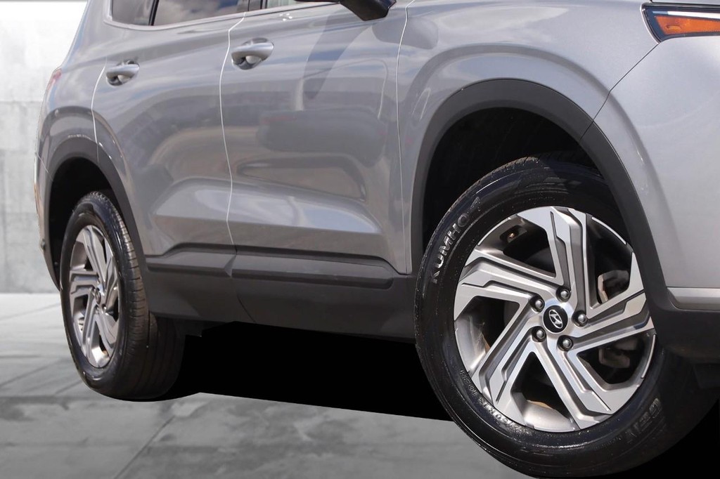 Hyundai Santa Fe Vehicle Full-screen Gallery Image 03