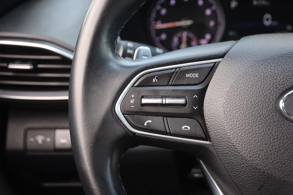 Hyundai Santa Fe Vehicle Full-screen Gallery Image 12
