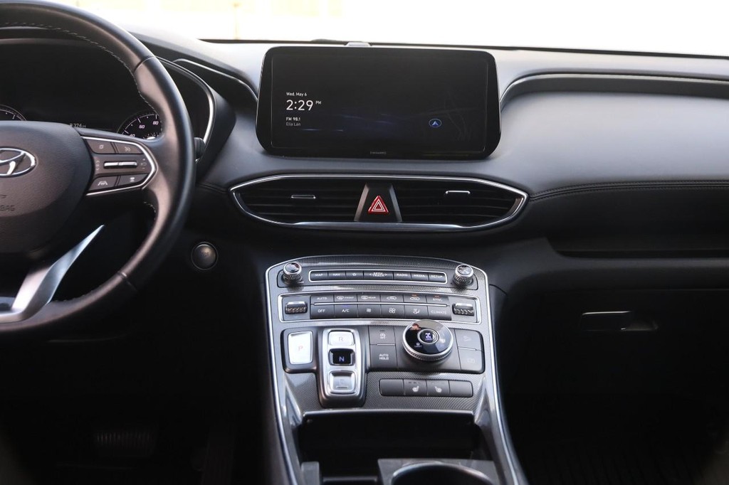 Hyundai Santa Fe Vehicle Full-screen Gallery Image 24