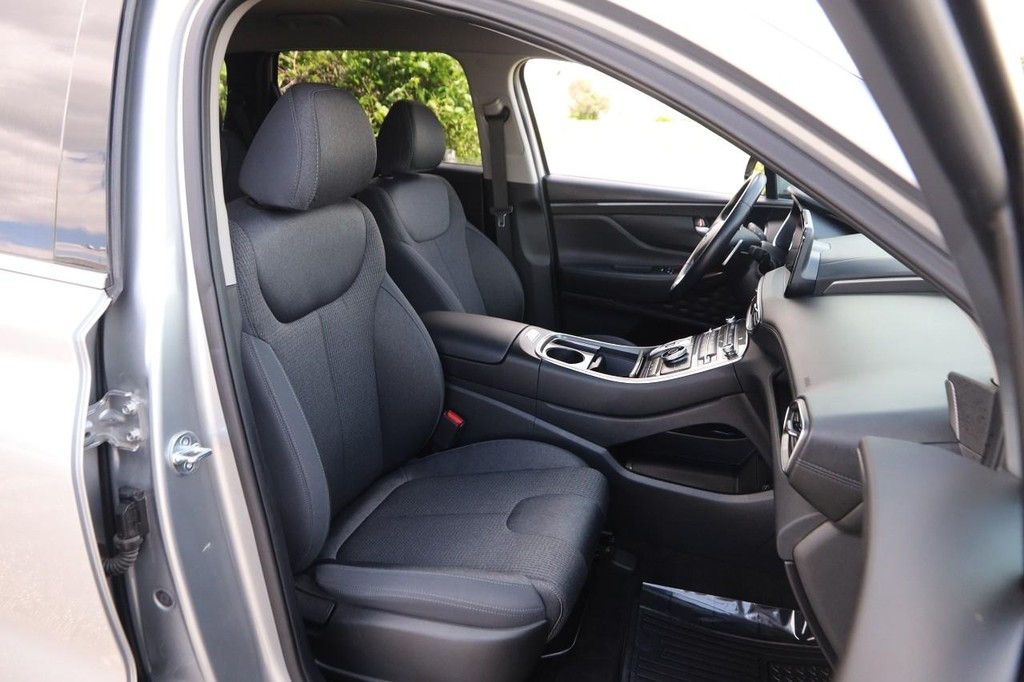 Hyundai Santa Fe Vehicle Full-screen Gallery Image 26