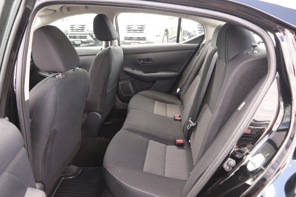 Nissan Sentra Vehicle Image 09