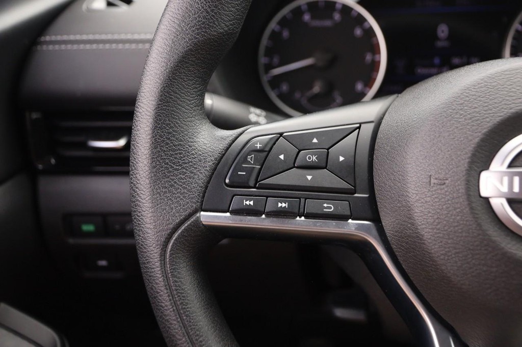Nissan Sentra Vehicle Image 11